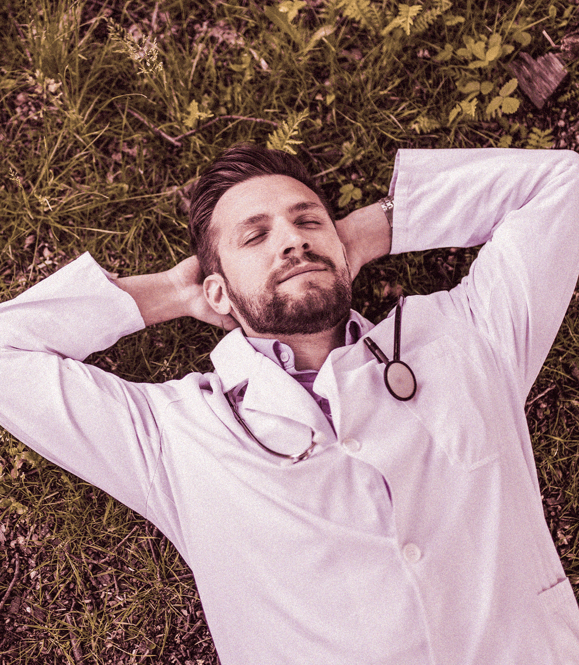 AF_Blog_header_Mevo_disponi?vel_para_consultorios_medico_tranquilo_relaxado_deitado_na_grama_aproveitando_seu_tempo_livre.png