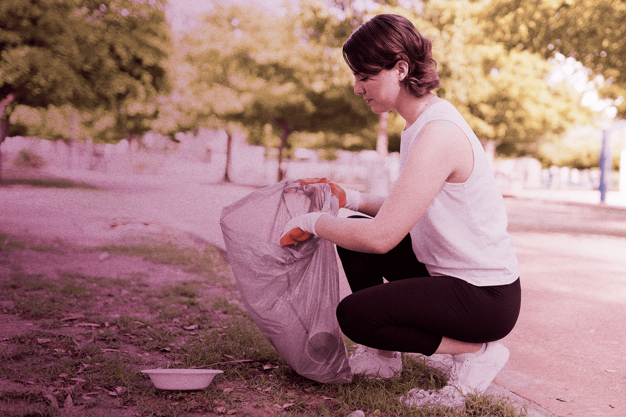 AF_Mevo_FiltroBase_header_Plogging_Mulher_Recolhendo_Lixo_Ajuda_ao_meio_ambiente.png