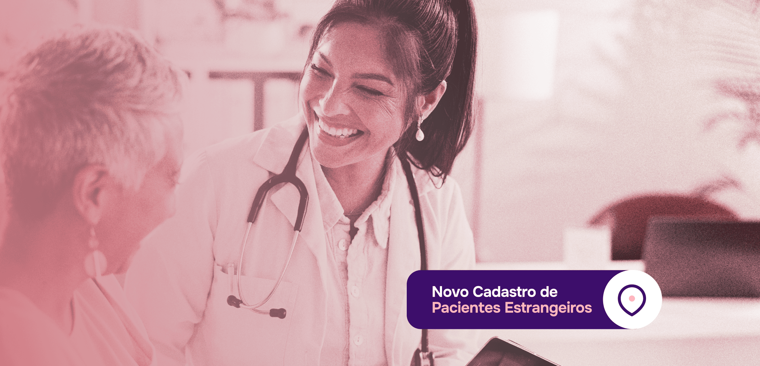 Uma médica sorridente, de jaleco branco e estetoscópio no pescoço, conversa de forma acolhedora com uma paciente idosa. A imagem possui um filtro em tons de rosa e roxo. No canto inferior direito, há um selo roxo com o texto "Novo Cadastro de Pacientes Es