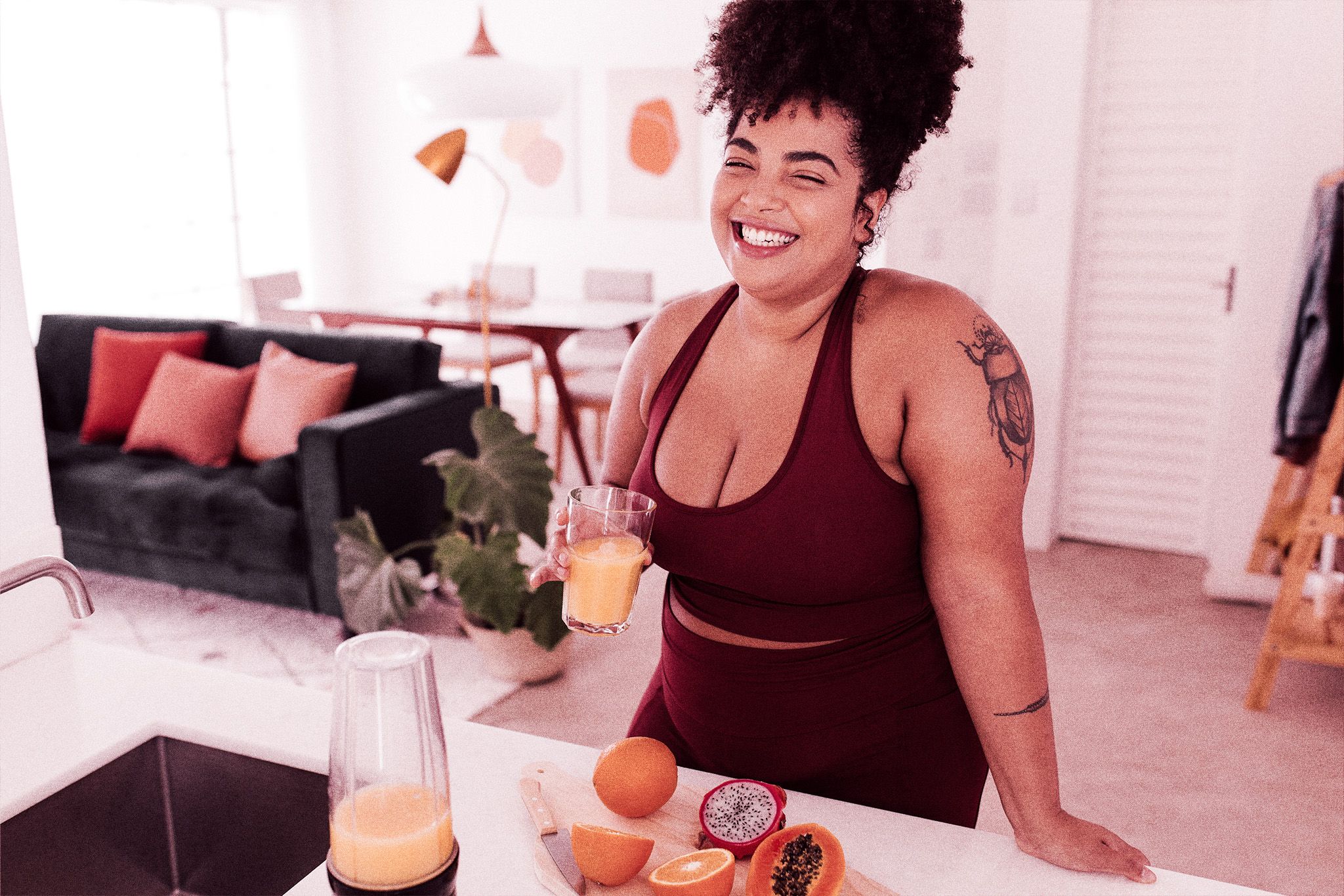 Mevo_Corpodetexto_Blog_Verão_Chegou_Cuidados_Com_A_Pele_Mulher_Plus_Size_Tomando_Suco_Fitness_Detox.jpg