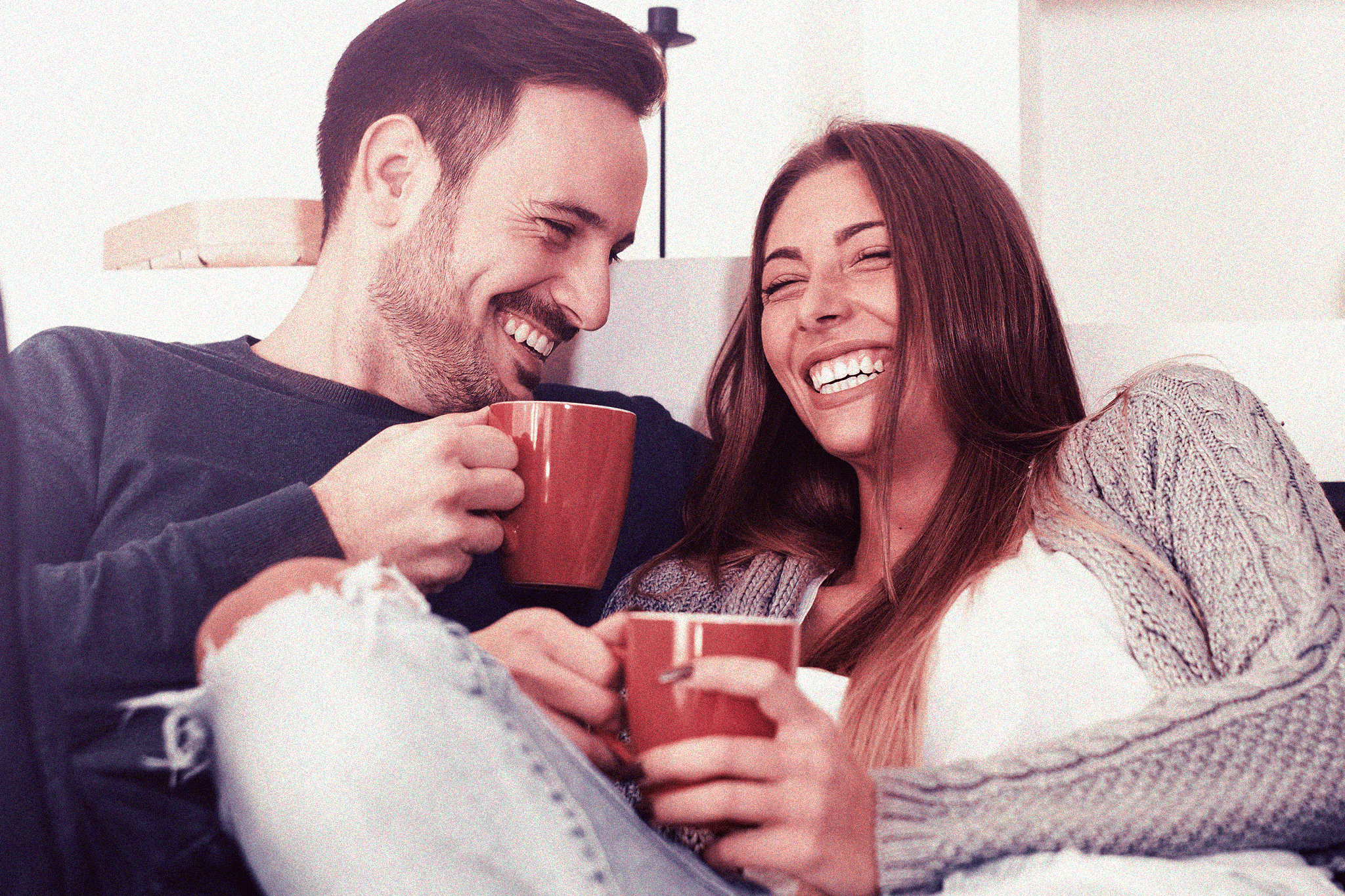 Mevo_Farma_liberada_img2_casal_homem_e_mulher_juntos_no_sofa_de_casa_tomando_cha_e_se_divertindo.png