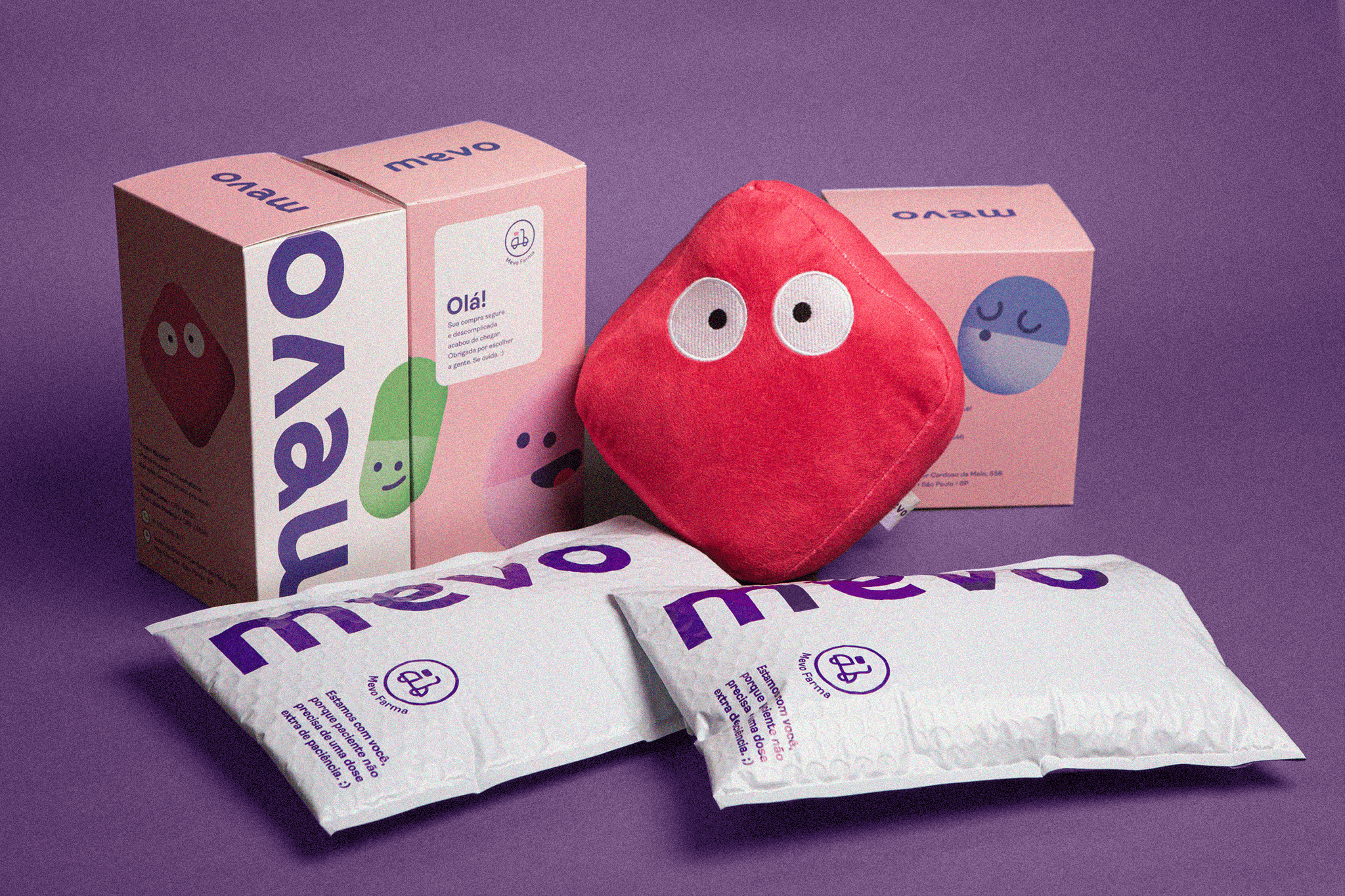 Mevo_Farma_liberada_img3_mevo_farma_embalagens_e_mevo_pill_dispostas_no_fundo_roxo.png